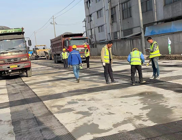 桥头镇老材料的新故事：玻璃纤维土工格栅如何在‘白改黑’浪潮中重获新生？